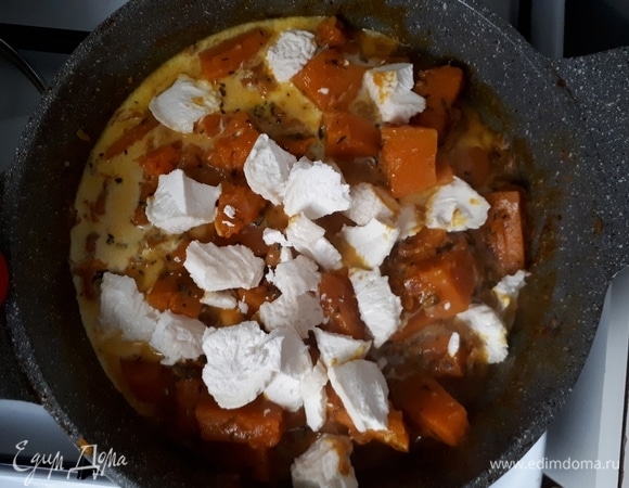 Нарежьте вареный картофель. Когда тыква проварится, добавьте к ней картофель, фасоль, кукурузу, козий сыр и влейте молоко. Если у вас консервированная кукуруза, то ее тоже в общую смесь. Если кукуруза початком, то лучше ее оставить на «вприкуску», иначе ее неудобно есть. Впрочем, в Перу початки нарезают на ломтики и кидают в локро в таком виде. Перемешайте и оставьте на сильном огне минут на 5.