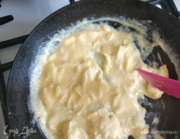 На сковороде на растительном масле начинаем жарить яйца. Их постоянно сдвигаем от краев к центру, перемешивая слегка, не даем сильно прожариться. Как только схватились, перекладываем на тарелку. Яйца должны остаться нежными.