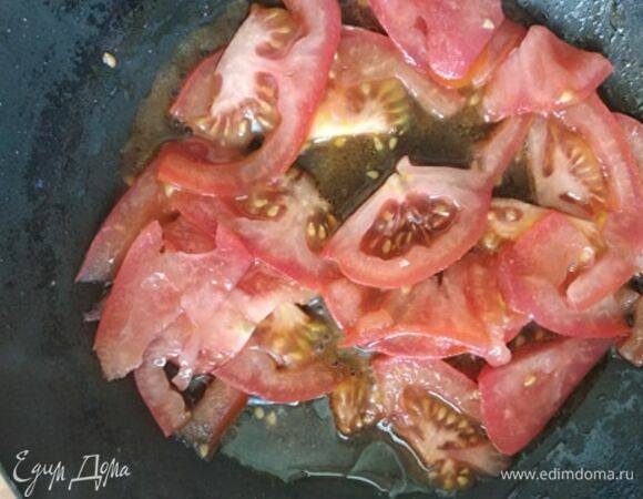 В этой же сковороде снова разогреваем масло, кладем помидоры, подсаливаем, чтобы дали сок и добавляем сахар. Через пару минут вливаем воду. Если помидоры дали много сока и вы не хотите много соуса, воду можно не вливать. Регулируйте по своему вкусу. Мне нравится, когда соуса много. В него можно потом макать хлеб. Он сам по себе очень вкусный. Еще чере минуту возвращаем в сковороду яйца, добавляем вино, кунжутное масло, устричный соус, солим и перчим по вкусу. Все хорошо перемешиваем и через 30 секунд снимаем с огня.