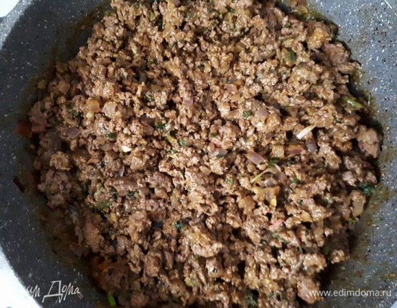 Добавьте фарш, обжарьте его до готовности. Посолите по вкусу.