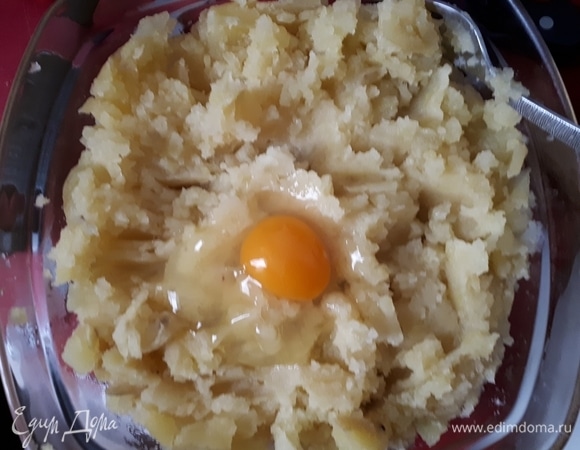 Сварите картофель и разомните его в пюре. Добавьте яйцо, соль и перемешайте до однородной массы.