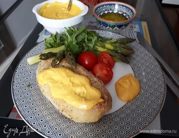 Для соуса положите все ингредиенты в блендер (от лимона нужен только сок) и перемешайте до однородной массы.