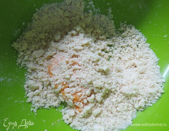 Добавляем яичный желток и холодную воду.