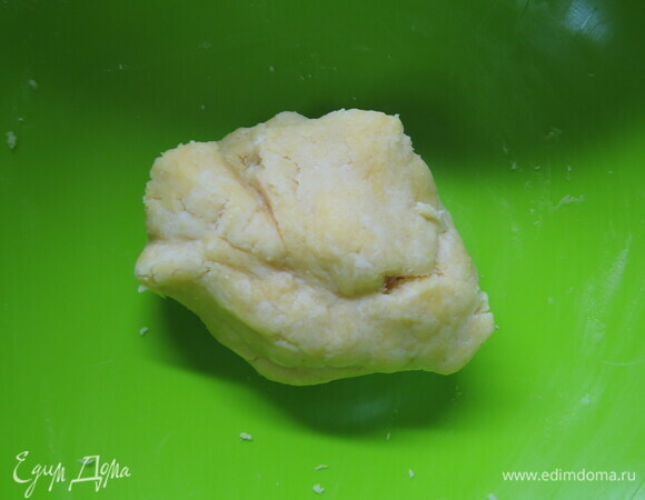 Быстро замешиваем тесто, скатываем в шар и, завернув в пищевую пленку, отправляем в холодильник минимум на полчаса.