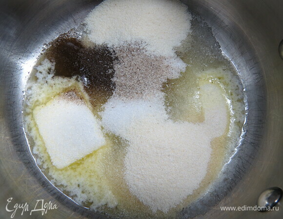 Готовим начинку. Растопить в кастрюле 3 ст. л. сливочного масла, добавить весь сахар, сметану, манку, все смешать до однородной массы.