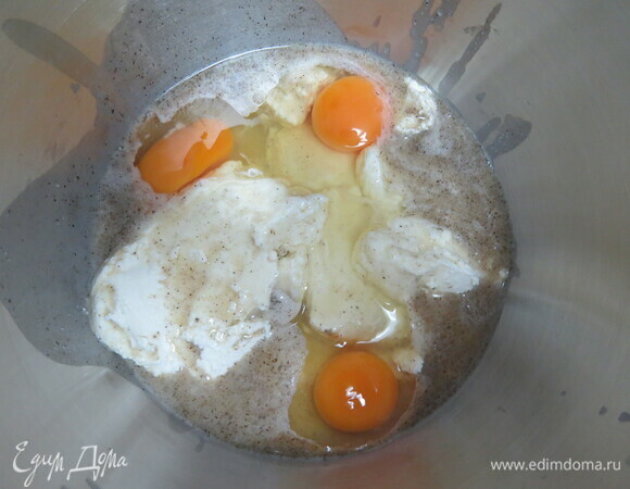 В полученную массу добавить яйца, все перемешать, добавить творог и щепотку ванилина.