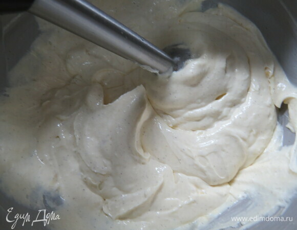 Все взбить блендером до однородной массы. Взбивание блендером обязательно. Масса должна стать однородной, как крем.