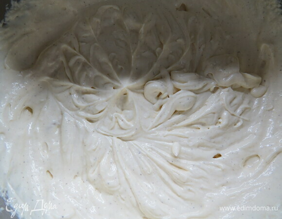 Затем взбивать миксером 10–15 минут (очень удобен стационарный миксер).