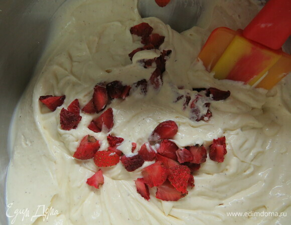 Я еще добавила кусочки клубники, предварительно подержав их пару часов в дегидраторе, чтобы не дали слишком много сока.