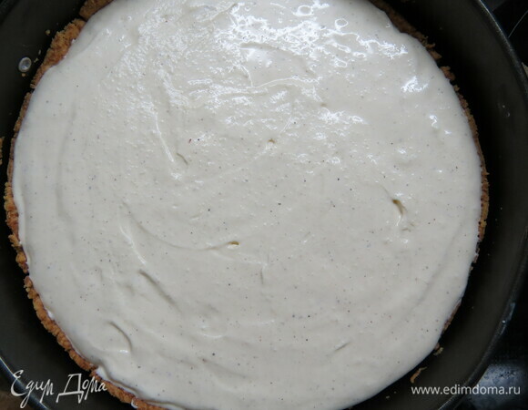 В испеченную песочную основу выкладываем творожную начинку, разравниваем ее и отправляем выпекаться при 180°C на 45 минут.