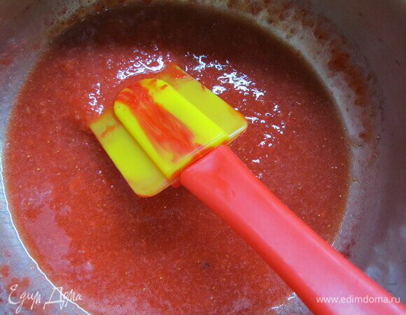 Готовим конфитюр. Клубнику смешать с сахаром и пробить блендером, часть сока слить и размешать в этом соке крахмал. Клубнику с сахаром проварить, добавить разведенный крахмал и проварить пару минут до загустения конфитюра.