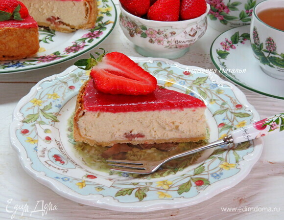 Достаем испеченный пирог и, пока он еще теплый, наносим на него конфитюр. Остужаем пирог при комнатной температуре и убираем в холодильник на несколько часов. Украшаем готовый пирог клубникой.