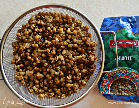 Готовый маш должен быть мягким, хорошо разваренным. Слейте через дуршлаг лишнюю воду и дайте машу остыть. Слитую воду не выливайте.