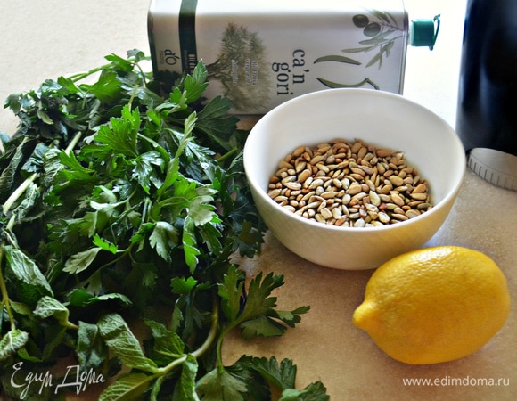 Семечки подсолнечника слегка подсушите, подрумяньте на сухой сковороде, дайте остыть и с помощью кофемолки измельчите (при желании можно оставить небольшие кусочки). Промойте хорошо зелень, просушите. С веточек мяты снимите листочки, отделите также от веточек листья петрушки. С помощью комбайна или блендера измельчите зелень до однородной массы, добавьте сок половины небольшого лимона.