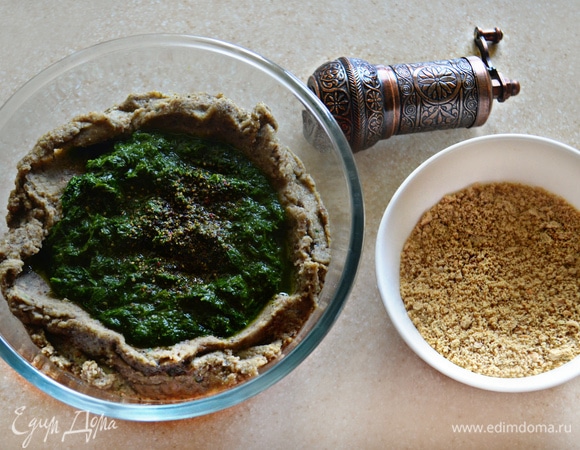 Остывший маш измельчите с помощью блендера, немного доливая отвар (2–3 ст. л.) для регулировки густоты. Затем добавьте оливковое масло, измельченную зелень, соль, перец по вкусу и измельченные семечки. Хорошо перемешайте, попробуйте на вкус. Добавьте при необходимости немного отвара от маша и сок второй половинки лимона, ориентируйтесь на свой вкус.