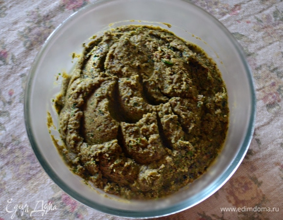 Накройте миску с хумусом пищевой пленкой и дайте постоять при комнатной температуре около 2 часов. Затем уберите хумус в холодильник на 6–8 часов.