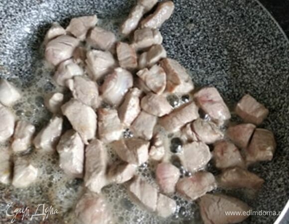 Куриное филе нарезать кубиком или брусочками. Обжарить на растительном масле до румяной корочки.