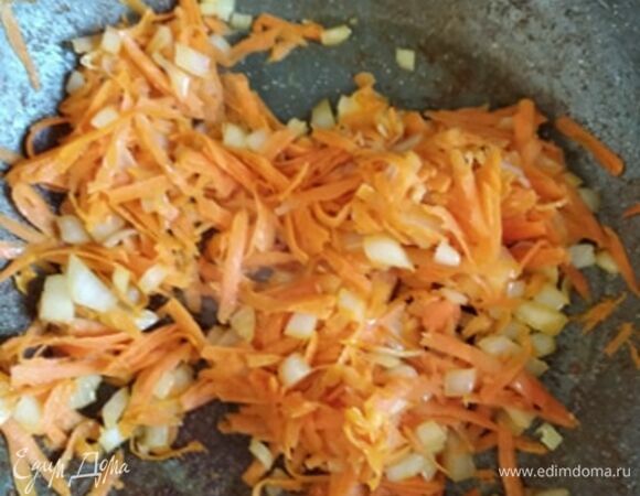 Лук мелко нашинковать. Морковь натереть на крупной терке или мелко нарезать. В сковороде растопить сливочное масло, добавив 1/2 ложки растительного. Растительное масло добавляется, чтобы сливочное не горело. На масле обжарить лук до полупрозрачности. Добавить морковь и жарить почти до мягкости, постоянно помешивая.