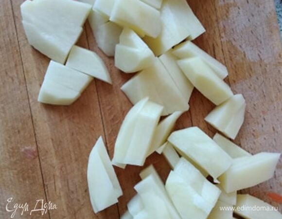 Нашинковать капусту. Нарезать картофель брусочками. Переложить курицу в кастрюлю, добавить кипящую воду. Положить капусту, минут через пять — картофель. Если любите, чтобы капуста была очень мягкой, добавляйте картофель попозже. Всыпать перец горошком. Когда картофель почти готов, добавить зажарку из лука и моркови. Положить лавровый лист. Довести суп до готовности, достать лавровый лист. Дать супу настояться минут 15. А еще вкуснее он будет через несколько часов или на следующий день. Подавать со сметаной и любимой зеленью. Приятного аппетита!