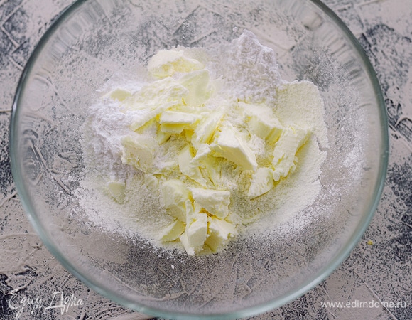 Масло измельчить с мукой, с солью и сахарной пудрой.