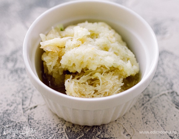 2 средние груши очистить от кожуры и косточек. Натереть на мелкой терке.