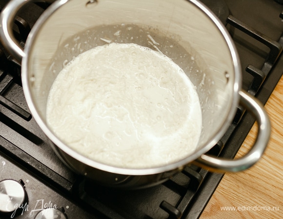 В кастрюле смешать натертую грушу, сливки и ванильный сахар. Довести до кипения.