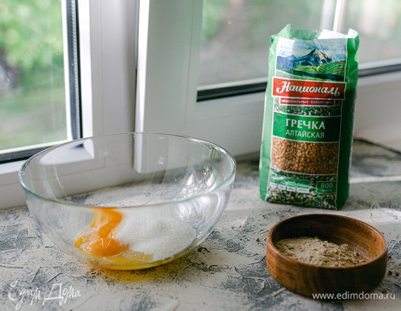 Измельчить гречку до состояния муки.