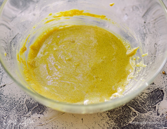 Смешать сахар, желтки и гречневую муку.