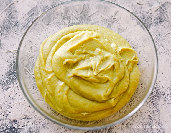 Частями ввести сливки в гречневую массу. Вернуть на огонь, варить около 10 минут, помешивая. Масса должна загустеть. В конце ввести масло и пробить блендером.