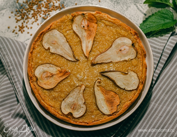 К сожалению, совсем забыла сфотографировать этот шаг. Достать тесто и раскатать тонким слоем. Уложить в форму и выпекать при 180°C до золотистого цвета. В готовую основу выложить крем, разровнять, посыпать сахаром сверху и карамелизировать при помощи горелки или верхнего уровня духовки. Для декора грушу тонко нарезать, выложить на силиконовый коврик и сушить при 130°C до светло-золотистого цвета. Остудить и выложить на тарт. Приятного аппетита!