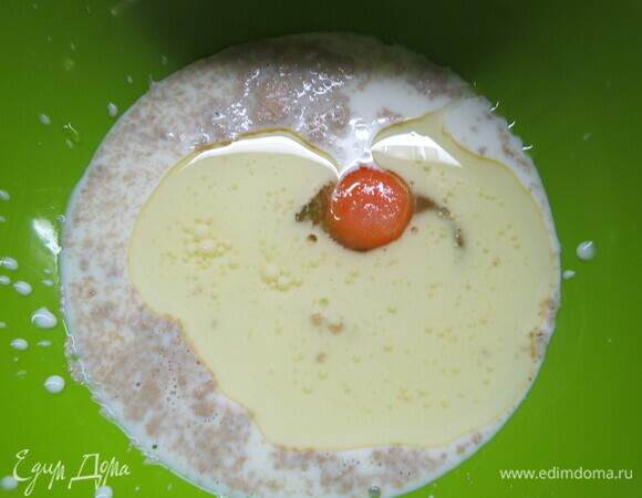 В большой чашке смешиваем яйцо, дрожжи, молоко, растительное масло, соль и сахар.