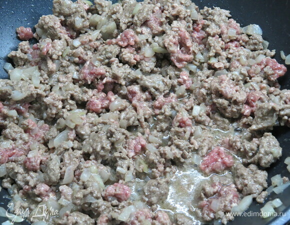 Готовим начинку. Лук нарезаем кубиками и обжариваем с фаршем, солим, перчим по вкусу.