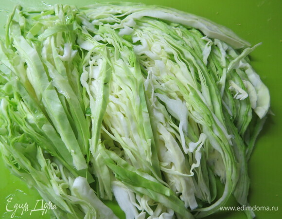 Отдельно нарезаем капусту и обжариваем.