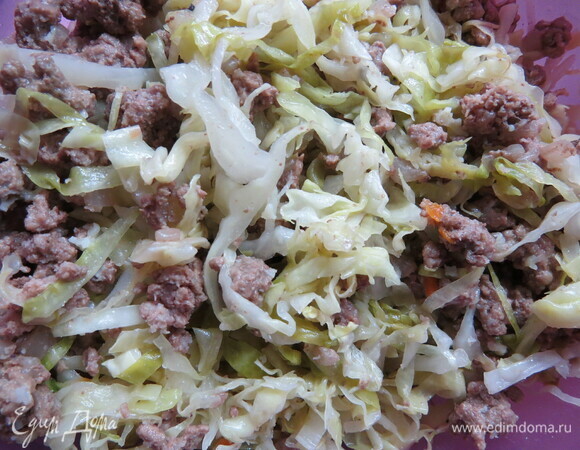 Соединяем фарш с луком и капустой. Начинка готова.