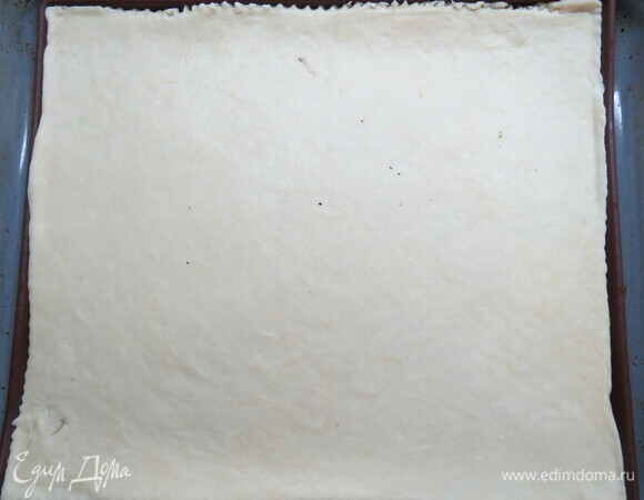 Тесто раскатываем в прямоугольный пласт, для ровности обрезаем края, остатки теста нам еще пригодятся.