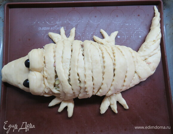 Из верхней части складываем голову, а из нижней — хвост.