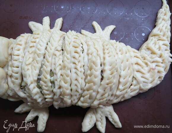 Также ножницами создаем неровности по всему телу.