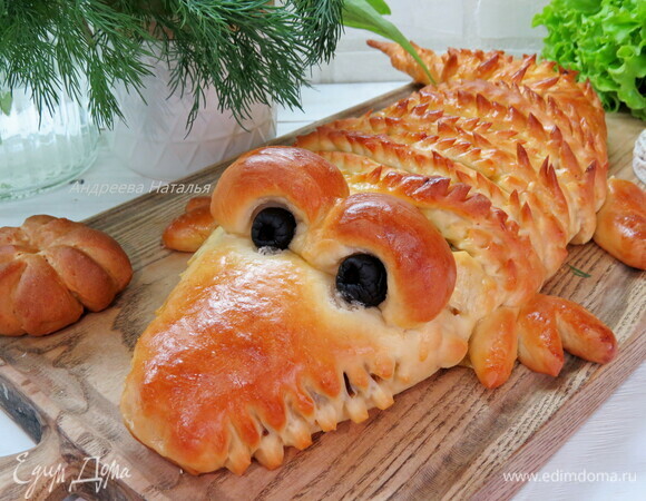 Выпекаем в духовке при 200°C до зарумянивания. За 10 минут до готовности смазываем крокодильчика взбитым желтком.