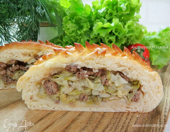 Пирог получается очень вкусным. Единственное «но» — жалко резать... Приятного аппетита!