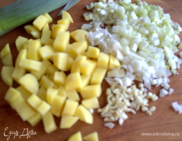 Нашинковать лук, чеснок и картофель кубиком. Если есть свежий корень имбиря, то это лучше.