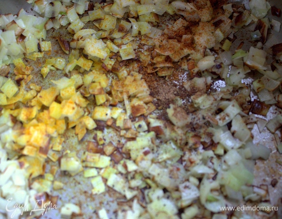 Насыпать специи и прогреть все вместе минуту.