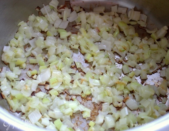 Позолотить лук и чеснок в растительном масле.