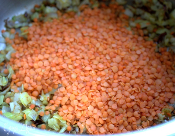 Всыпать чечевицу. На пачке написано: варить 15 мин.