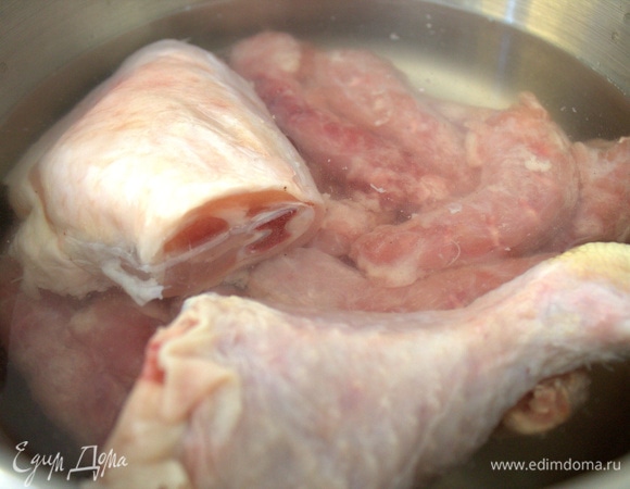 Заранее сварить бульон. У меня одна куриная ножка и горлышки (500 г). Бульона хватит на 2 разных супа.