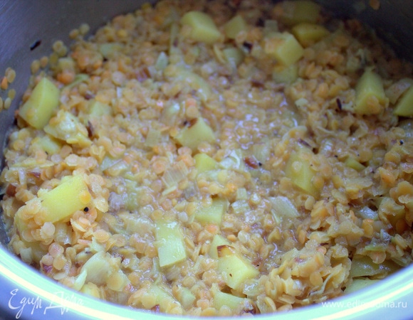 Чечевица варится быстро, проверяем на готовность картошку.