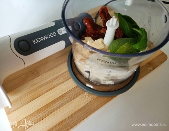 Листья базилика (4–5 шт.) хорошо промыть, обсушить и положить в чашу блендера. Добавить рикотту, твердый сыр, вяленые помидоры и щепотку соли. Измельчить до состояния пюре. Песто готов.