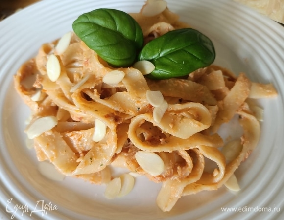 Готовую пасту посыпать миндальными лепестками, украсить листиками базилика и подавать. Если вам не нравится миндаль, то можно добавить кедровые орешки или рубленые лесные орехи. Приятного аппетита!