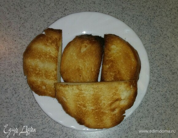 Для приготовления этого блюда нужна панировка из сухарей. Поэтому белый хлеб надо подсушить в духовке до золотистой корочки и оставить остывать до комнатной температуры.