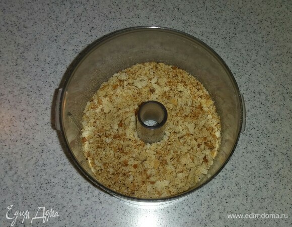 Затем нужно измельчить хлеб в блендере до состояния крошки.