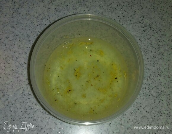 Отделить белок от желтка (он не понадобится). Затем нужно добавить в белок соль, смесь свежемолотого перца и сушеный чеснок. Все перемешать.